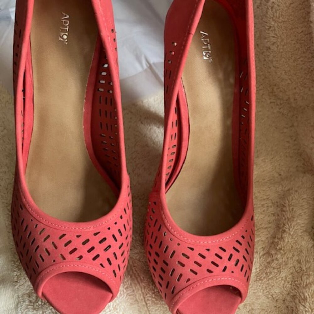 Nice pair Apt 9 Heeled Shoes